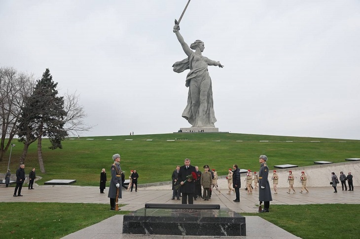 Андрей Бочаров почтил память защитников Сталинграда на Мамаевом кургане