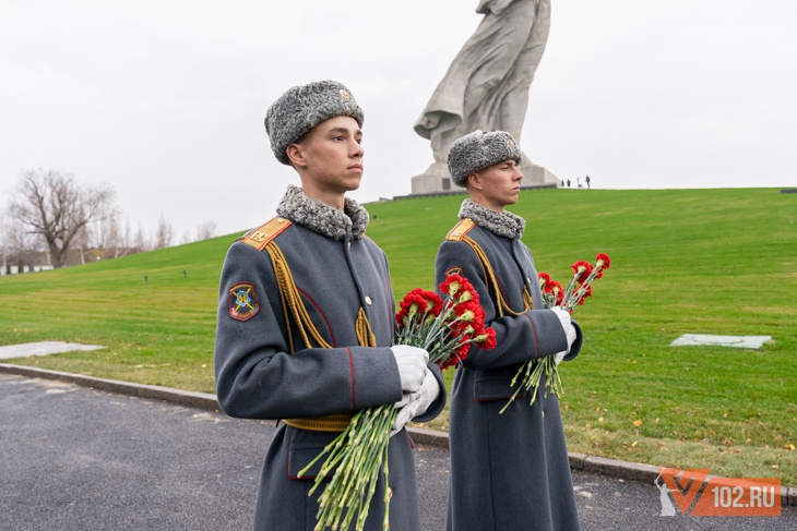 Охапки цветов и десятки людей: как Волгограде - Сталинграде отмечают 83-ю годовщину контрнаступления