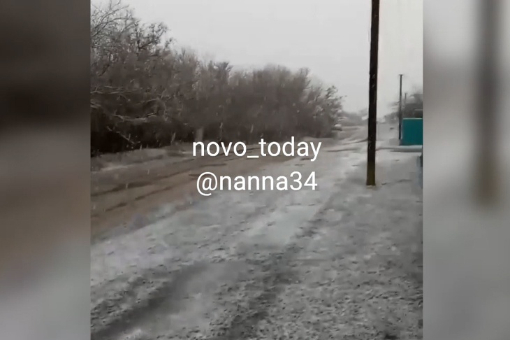 На севере Волгоградской области очевидцы засняли первый снег