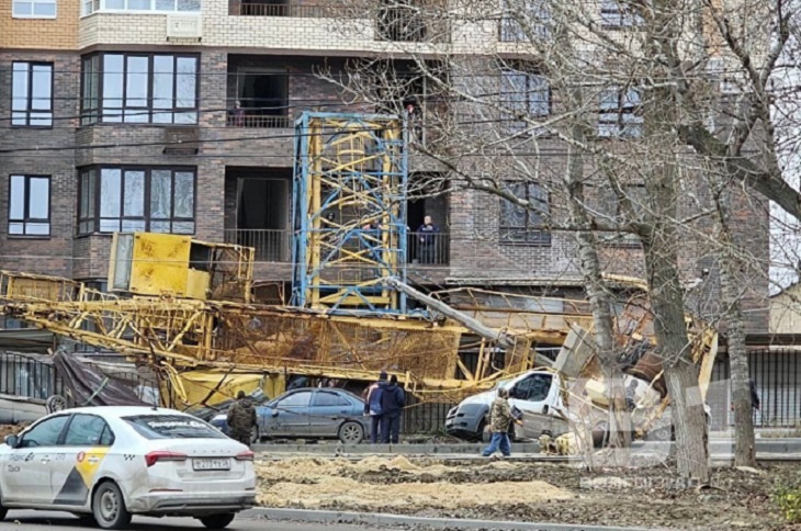 В Волгограде рухнул кран: двоих спасают