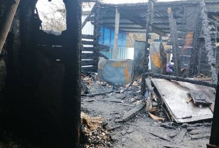 «Выпрыгнули, в чем были»: в Волгоградской области семья с ребенком осталась без всего после пожара