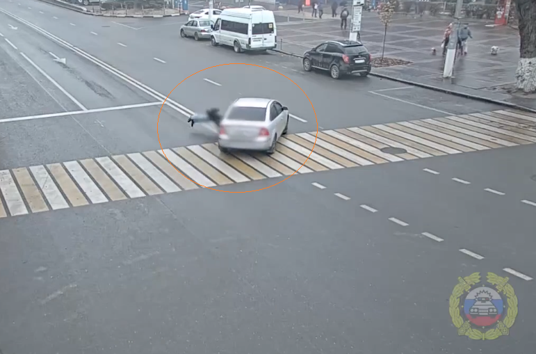 В центре Волгограда иномарка сбила девушку на пешеходном переходе