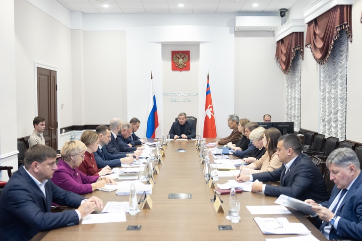 Андрей Бочаров собрал в выходной финансистов и чиновников облкомспорта