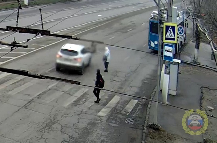 В Волгограде наезд Nissan на пешехода попал на видео