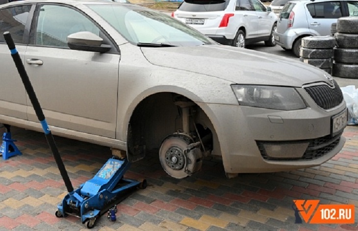 «У водителей появился новый стимул»: волгоградцы накануне введения штрафов за летнюю резину потянулись на шиномонтаж