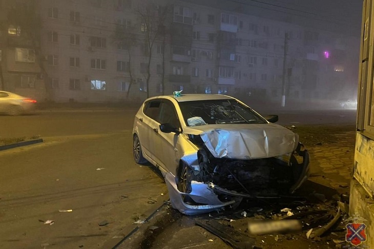 В Волгограде авто с подростками протаранило павильон на ул. Качинцев