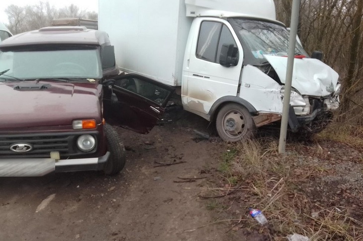 Под Волгоградом «Газель» протаранила «Ниву» на региональной трассе