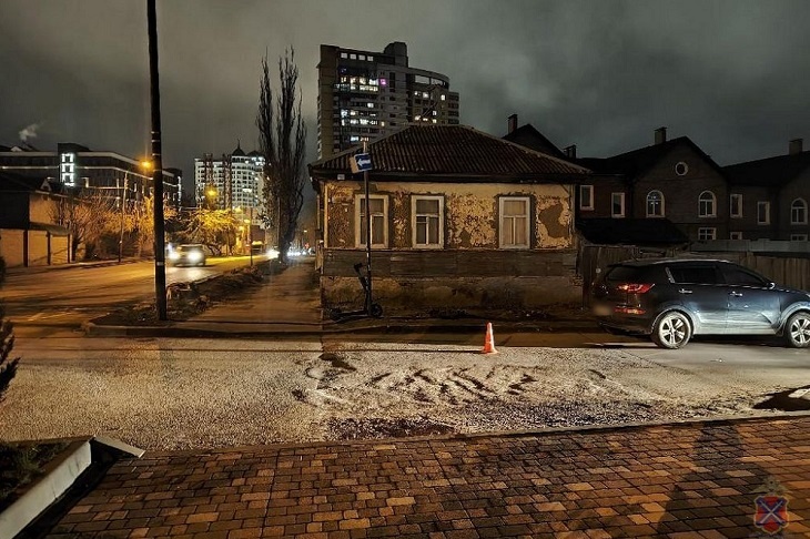 В Волгограде иномарка врезалась в дом, есть пострадавший