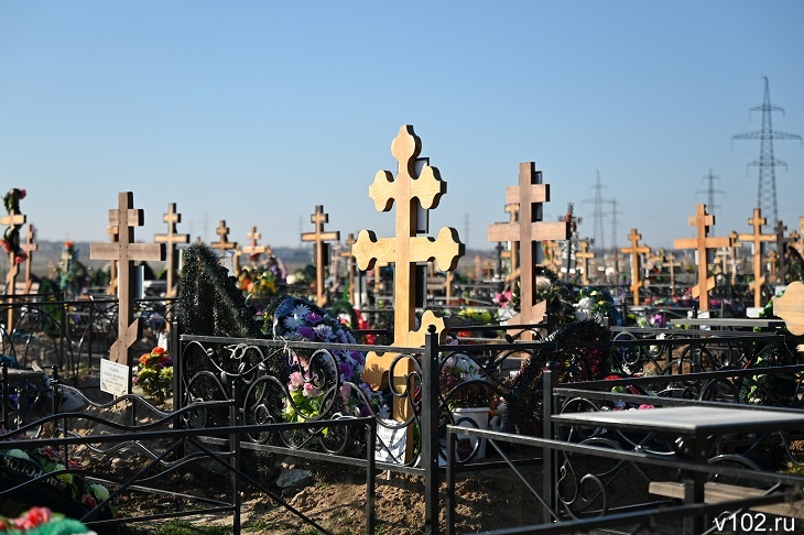 Уборку кладбищ в Волгограде организуют за 9 млн рублей