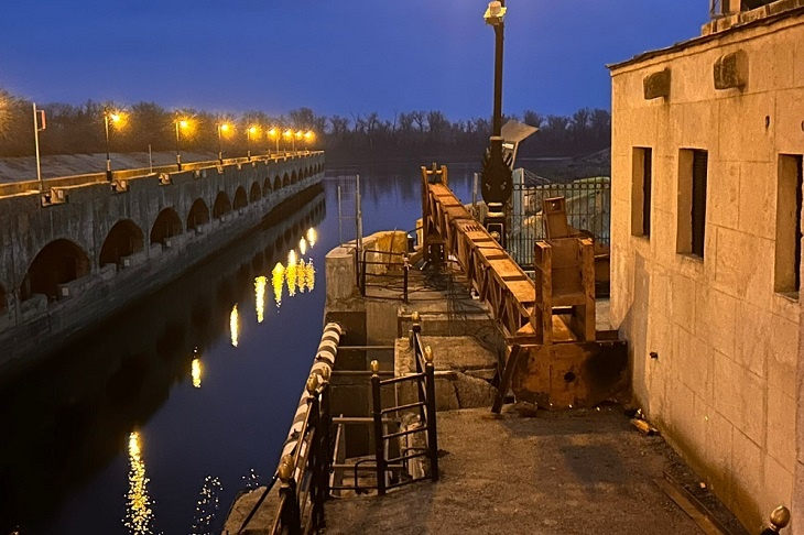 СК: Слесарь пострадал, упав с ворот шлюза ВДСК в Волгограде