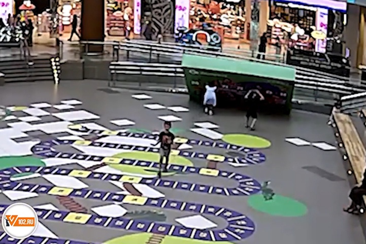 В Волгограде маркетолога обвинили в падении баннера на ребёнка в ТЦ «Акварель»