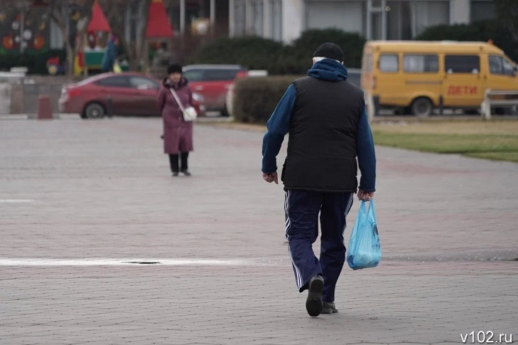 В Волжском 14-летний подросток напал в подъезде на 45-летнего мужчину