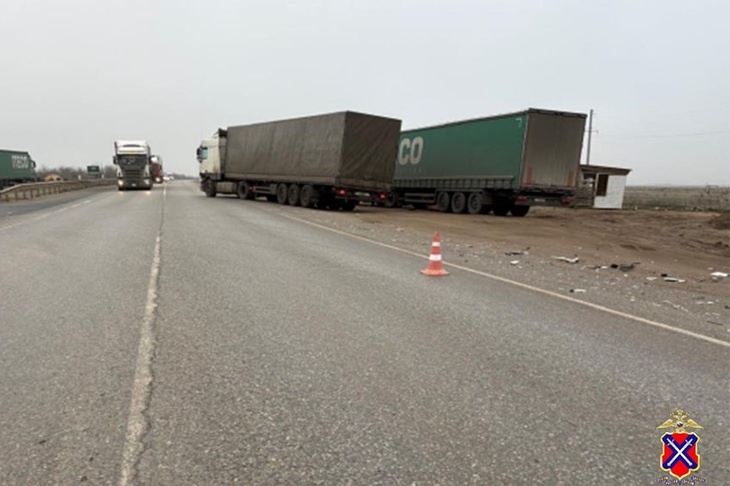 Две фуры не поделили полосу на трассе под Волгоградом