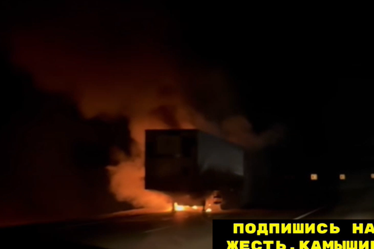 На трассе под Волгоградом выгорел полуприцеп фуры: видео