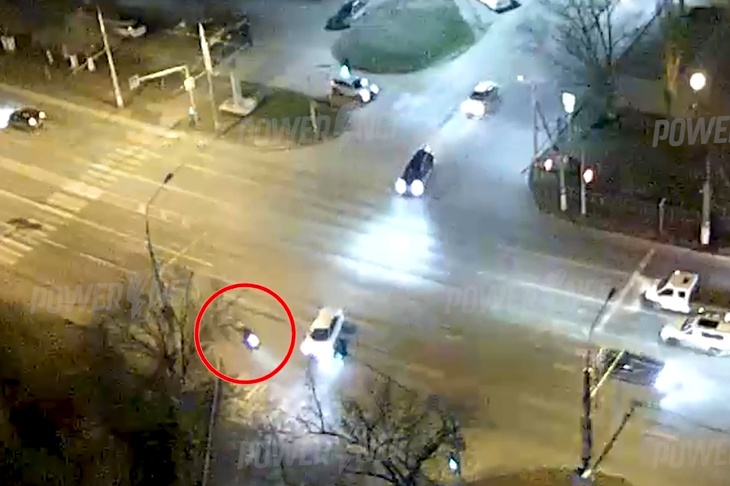 В Волгограде на Спартаковке засняли протаранившего легковушку курьера-камикадзе