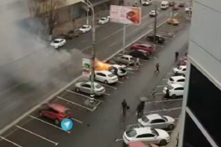 В Волгограде сгорела машина на платной парковке у ТЦ «Пирамида»