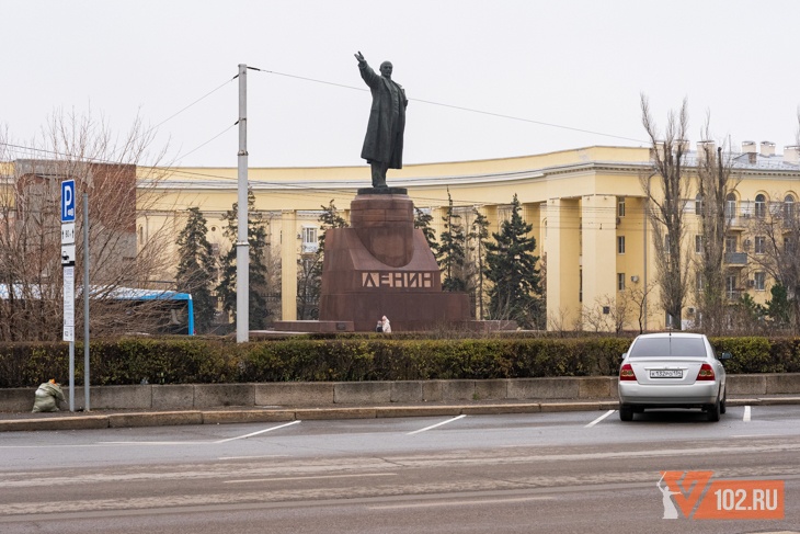 Платный режим «выгнал» волгоградцев в самой большой парковки в центре города