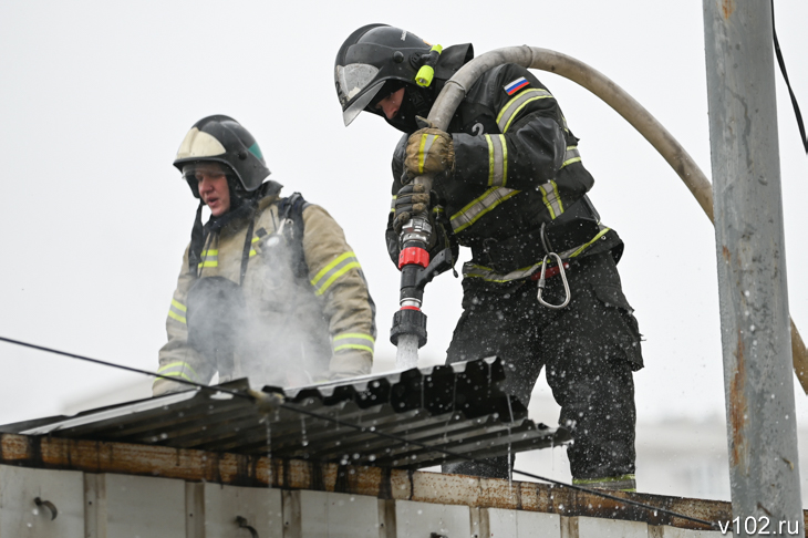 Два человека увезли в больницу из горящего дома в Волгограде