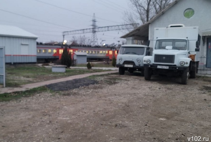 Грузовой состав заблокировал на путях поезд Грозный-Волгоград и электричку