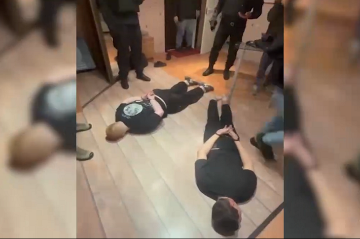 Двое волгоградцев хранили в квартирах сим-боксы и виртуальные станции для мошенников