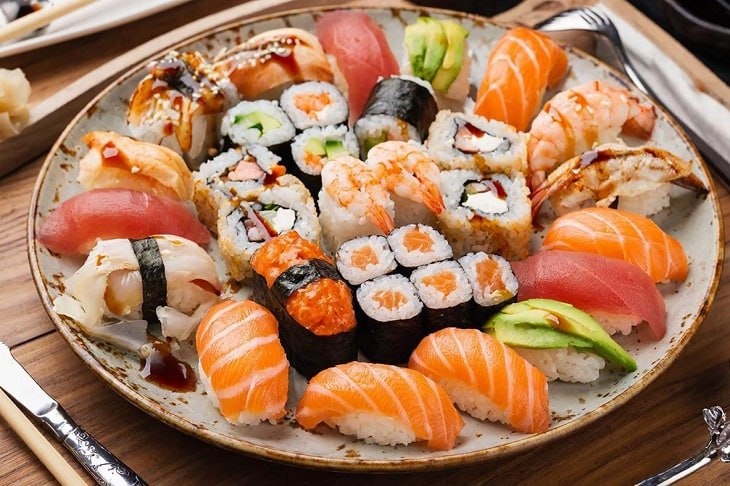 Волгоградское УФАС обнаружило в мессенджере запретную рекламу суши