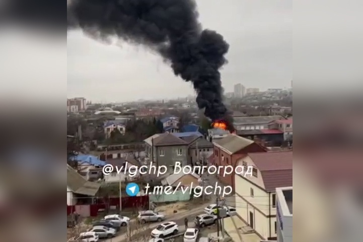 В Волгограде пожар на ул. Козловской локализован на площади 180 кв. метров