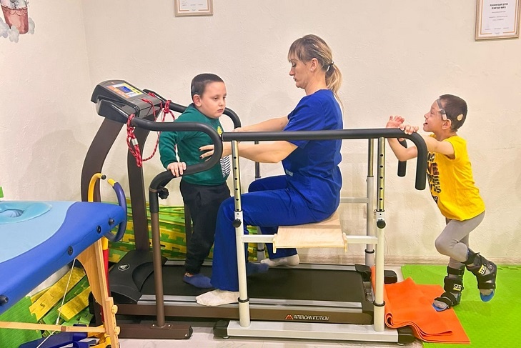 Детфонд помог двум семьям с двойняшками, страдающими ДЦП