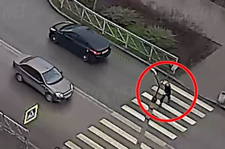 В Волжском камеры засняли выбежавшего под колёса машины пешехода