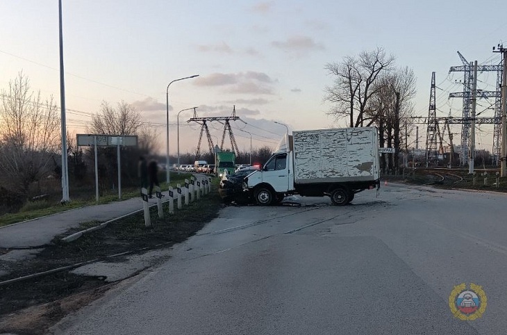 В Волгограде женщину и 3-летнюю девочку увезли с места ДТП