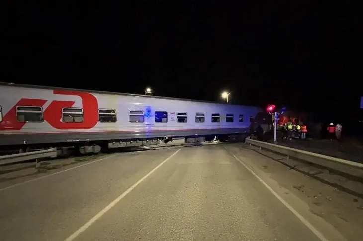 Поезд Адлер – Санкт-Петербург снес авто в Ростовской области