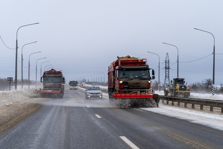 На трассы Волгоградской области выехали 55 спецмашин для борьбы с снегом