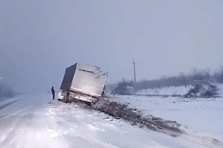 В Волгоградской области в снегопад три фуры слетели в кювет