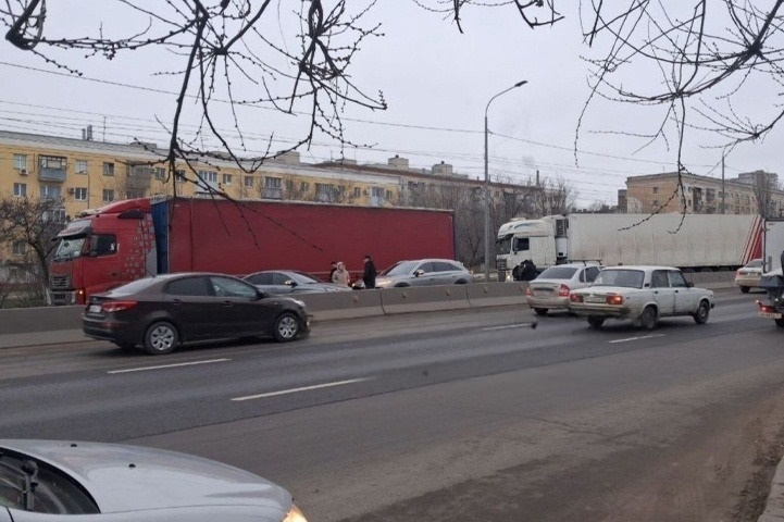 В Волгограде из-за серии ДТП встало движение на 2-й Продольной