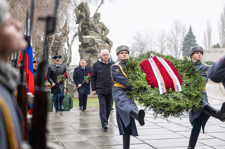 Александр Гуцан почтил память защитников Сталинграда на Мамаевом кургане