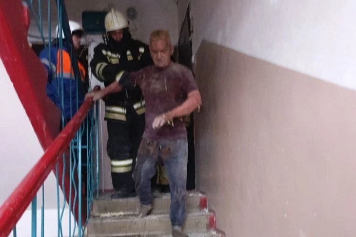 В Петров Вале после взрыва в МКД из-под завалов спасли мужчину