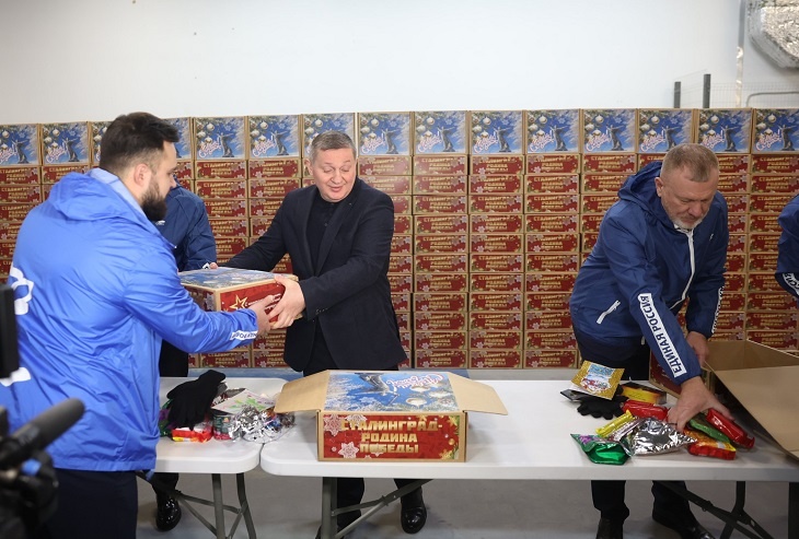 Андрей Бочаров помог в сборе подарков для бойцов СВО