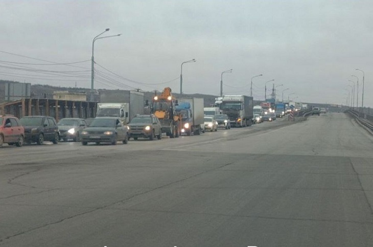 Огромные пробки сковали мосты на юге Волгограда