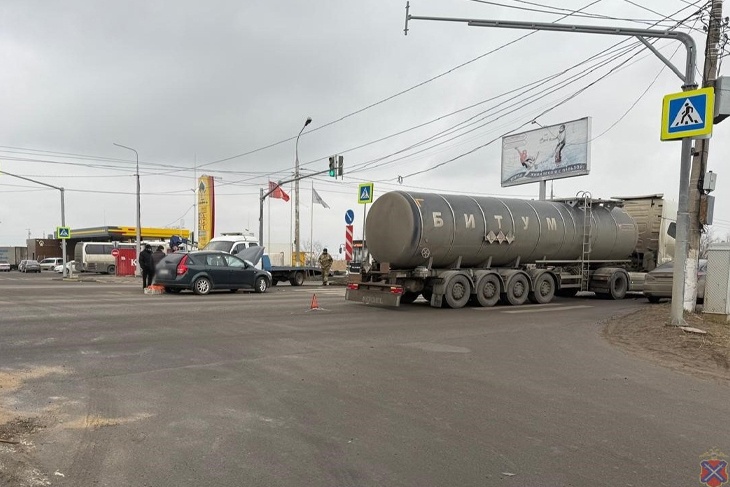 В Волгограде пятеро пострадали после столкновения иномарки с автоцистерной