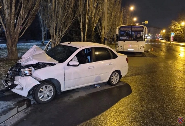 В Волжском пьяный подросток без прав разбил в хлам авто и покалечил двоих девочек