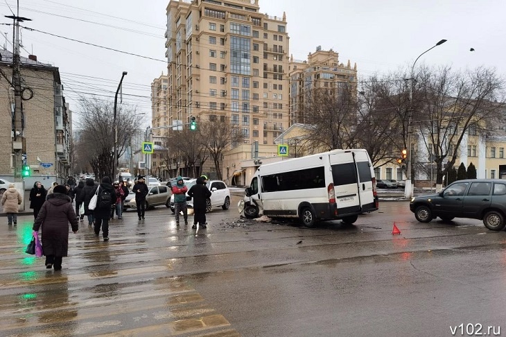 Из-за утреннего ДТП с маршруткой пр. Ленина замер в пробке