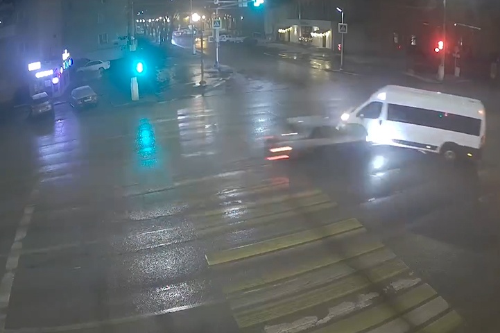 В Волгограде попал на видео момент жуткого ДТП с маршруткой №174