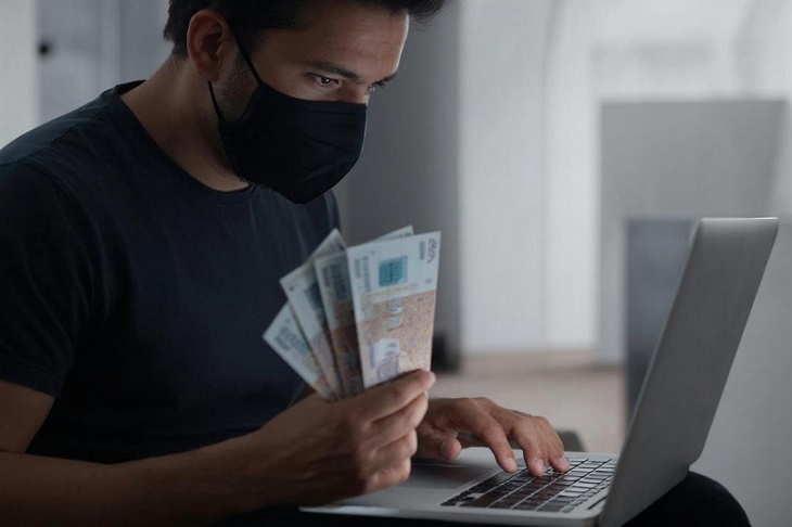 Мошенники предлагают заработать волгоградцам на подарочных сертификатах