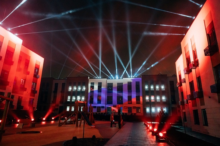 Яркое световое шоу с DJ-сетом ознаменовало завершение строительства 7 домов нового ЖК в Волгограде