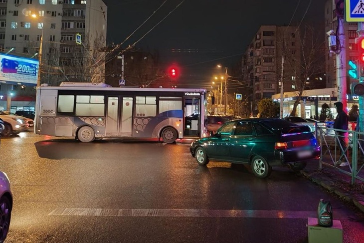 Волгоградка пострадала в ДТП с автобусом №68 на ул. Николая Отрады