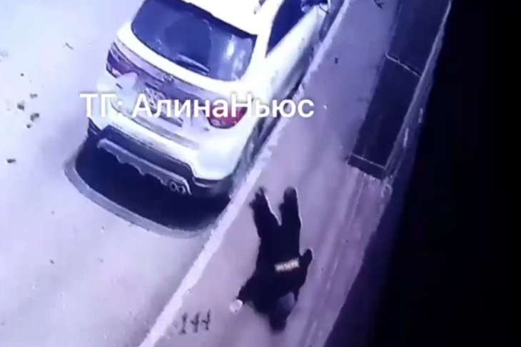 Упала замертво: последние секунды жизни охранницы ТЦ в Волжском попали на видео