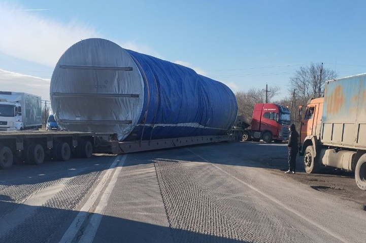 Под Волгоградом фура с негабаритом заблокировала движение по федеральной трассе
