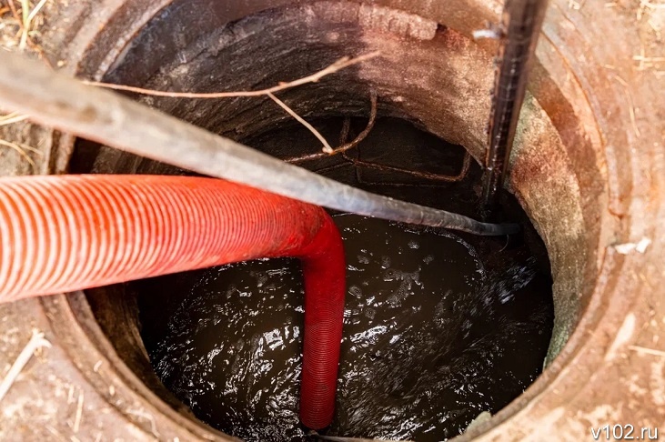 Крупный засор из тряпья и бетона устранили на коллекторе на западе Волгограда