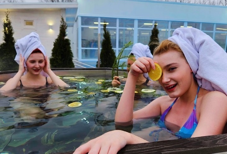 Зимняя сказка Волгограда: рождественские скидки в термобассейне «Акватория» и открытие «Центра зимнего отдыха O₂»