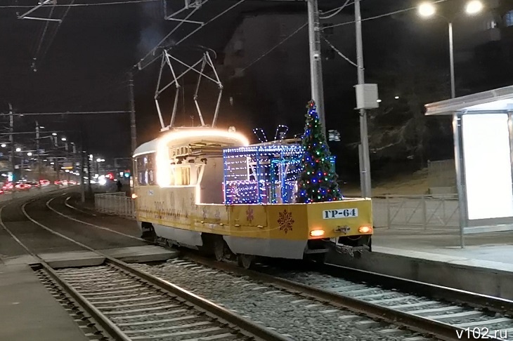 На линии СТ в Волгограде заметили трамвай с сияющей ёлочкой