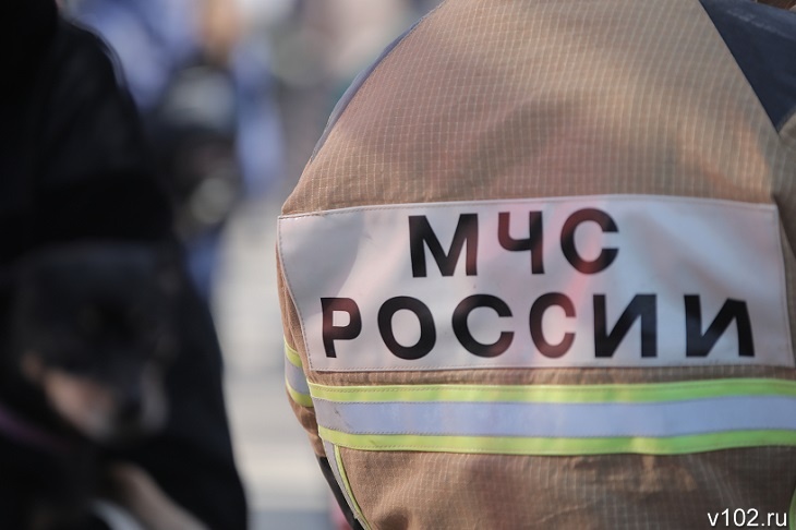 Мусор загорелся в здании бывшего метизного завода в Волгограде